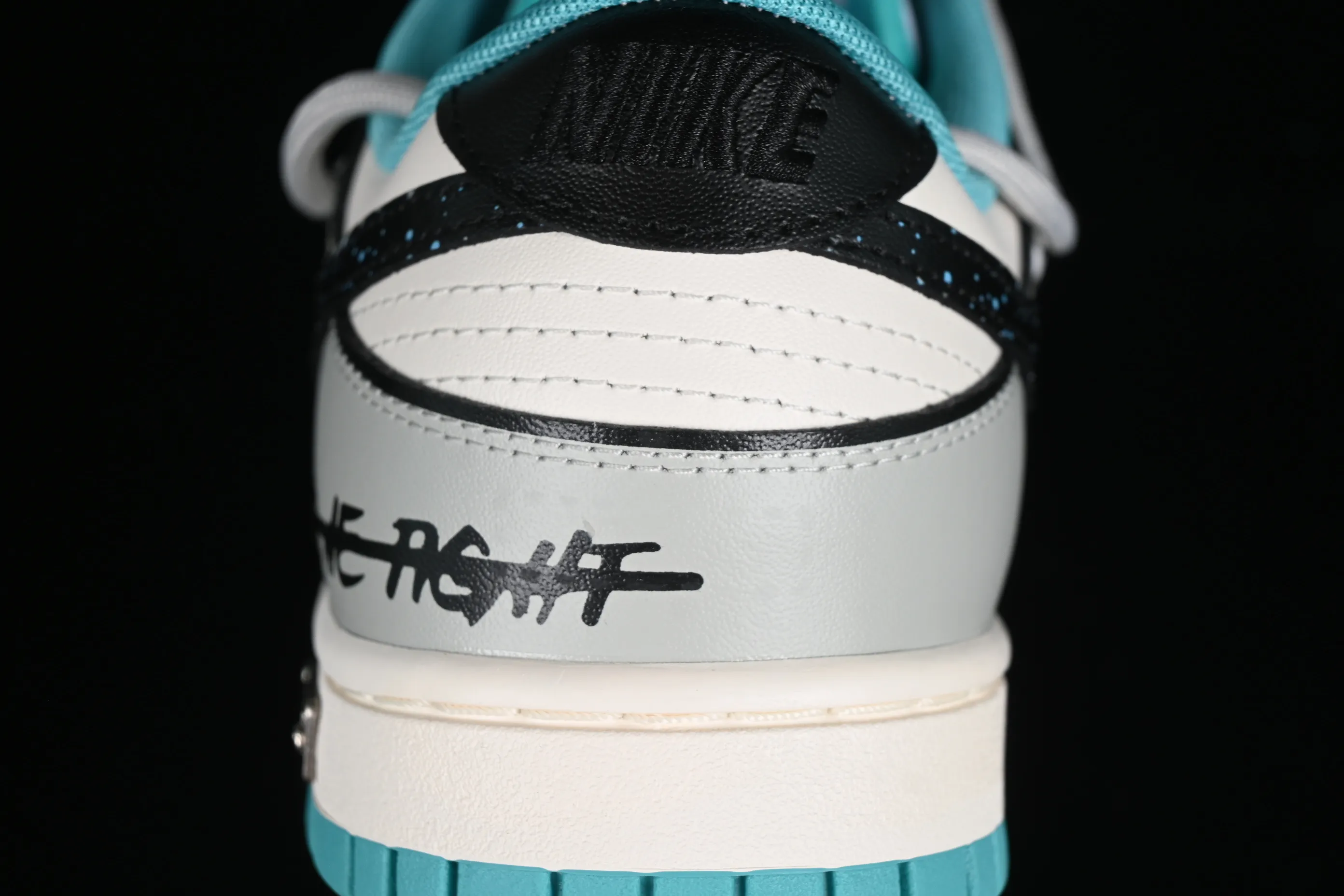 All Categories Nk SB Dunk Series Nk SB Dunk Low Low-top sneakers Nk Dunk Low Panda Prank Star Trek SB strappy low-top casual sneakers DV0833-101
